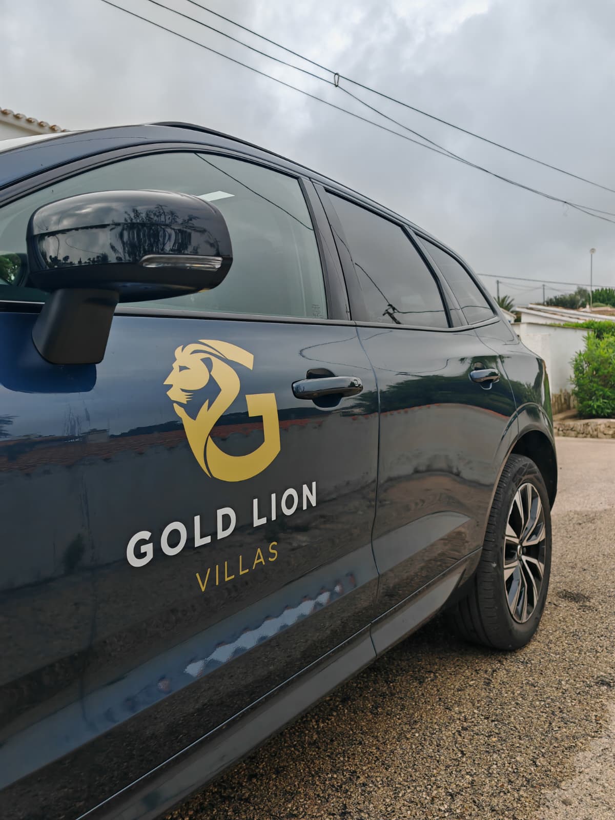 Vinilo corporativo Gold Lion Villas en coche · Conde Creations Dénia